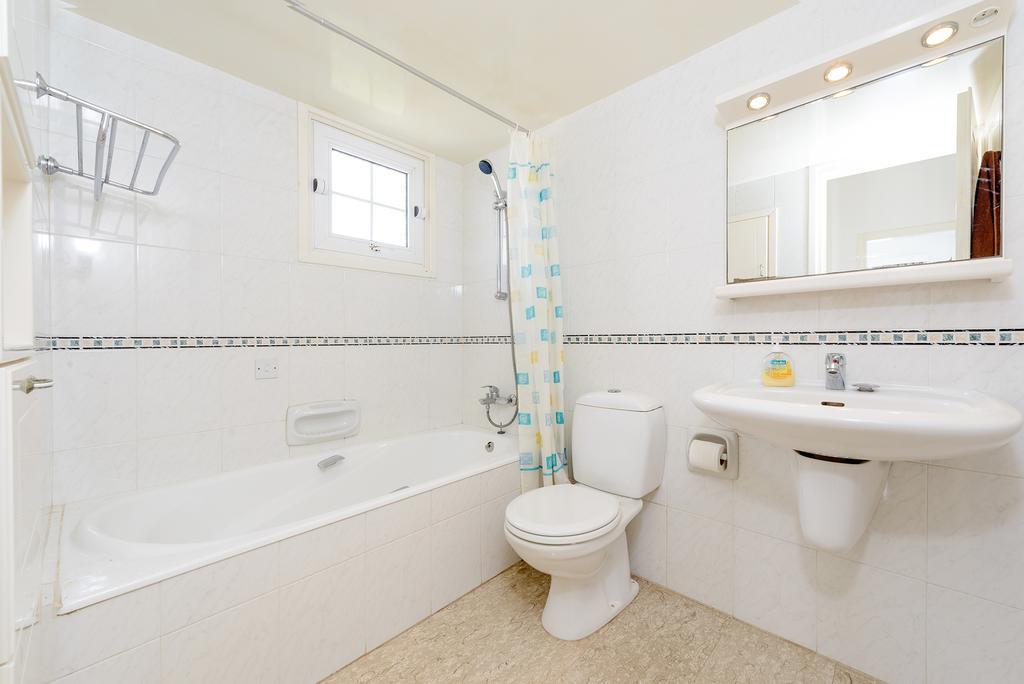 Merab Center Villas Ayia Napa Bilik gambar