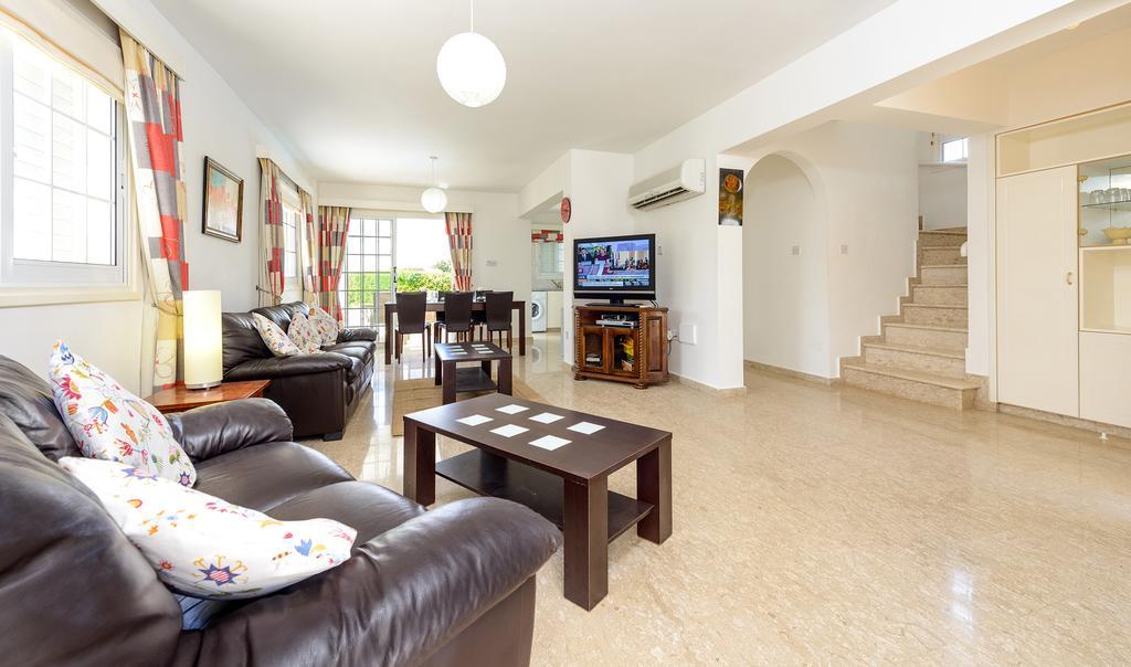 Merab Center Villas Ayia Napa Bilik gambar
